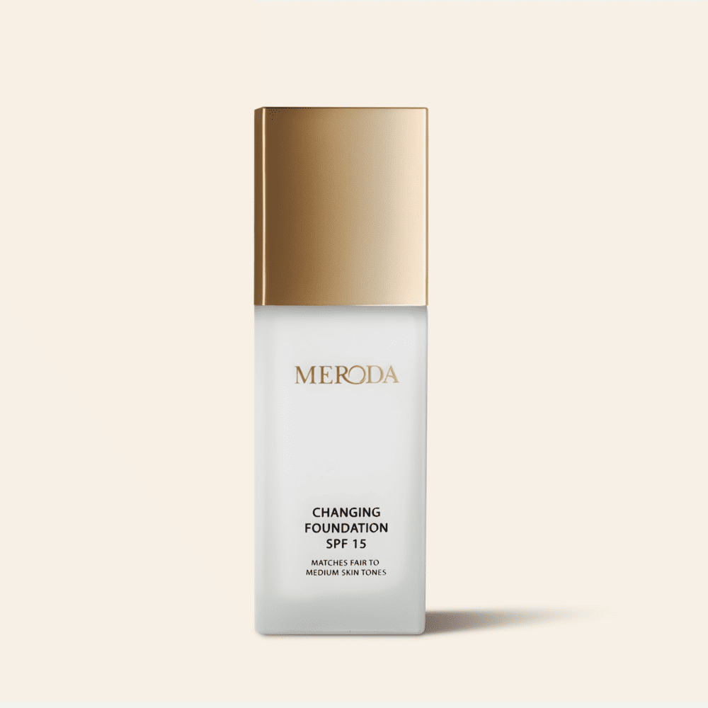 Changing Foundation SPF 15 flacon met een metallic gouden dop en kleuraanpassende pigmenten.