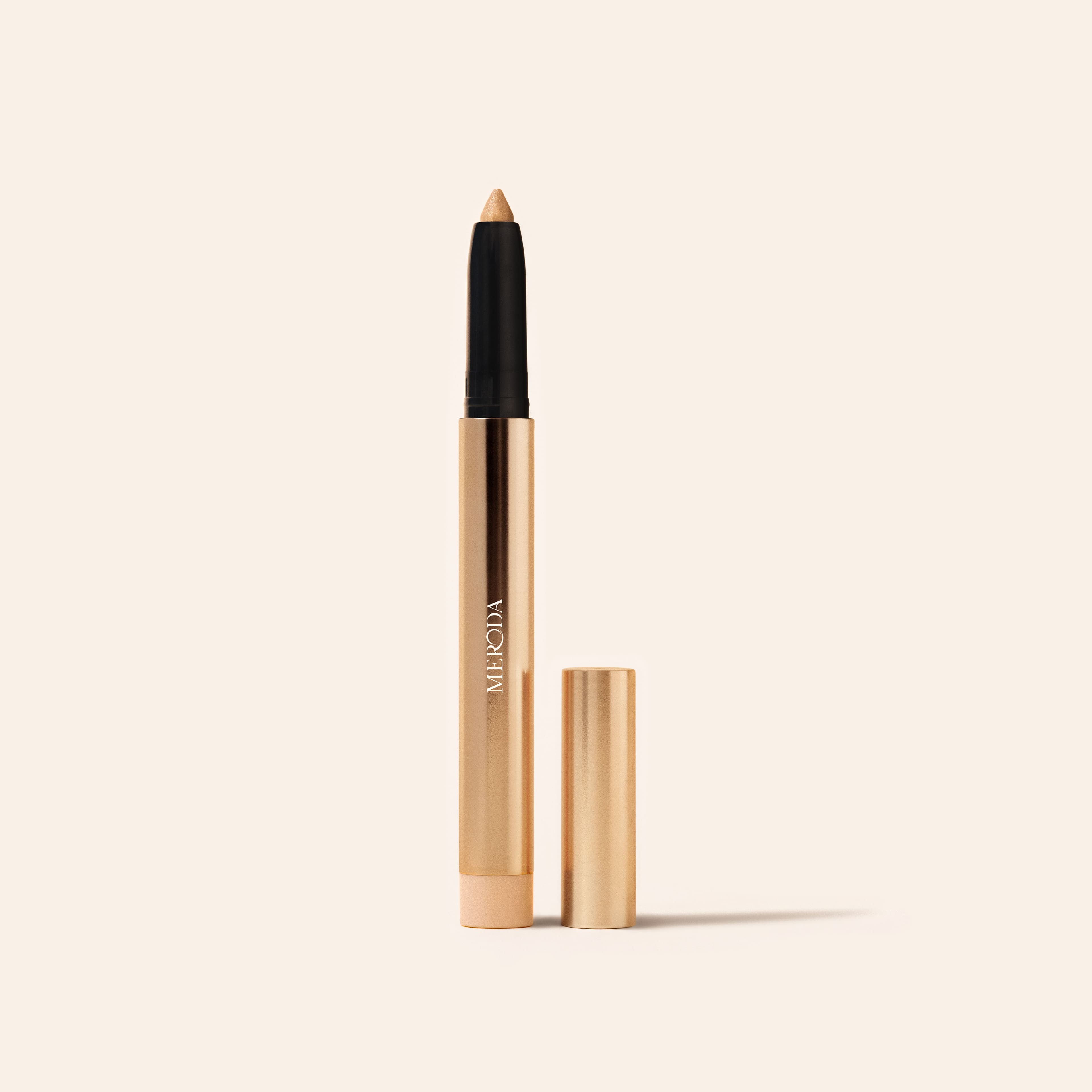 Meroda Cosmetics Eye Perfecting Shimmer Stick in Champagne uit The Eye Edit met een gouden huls