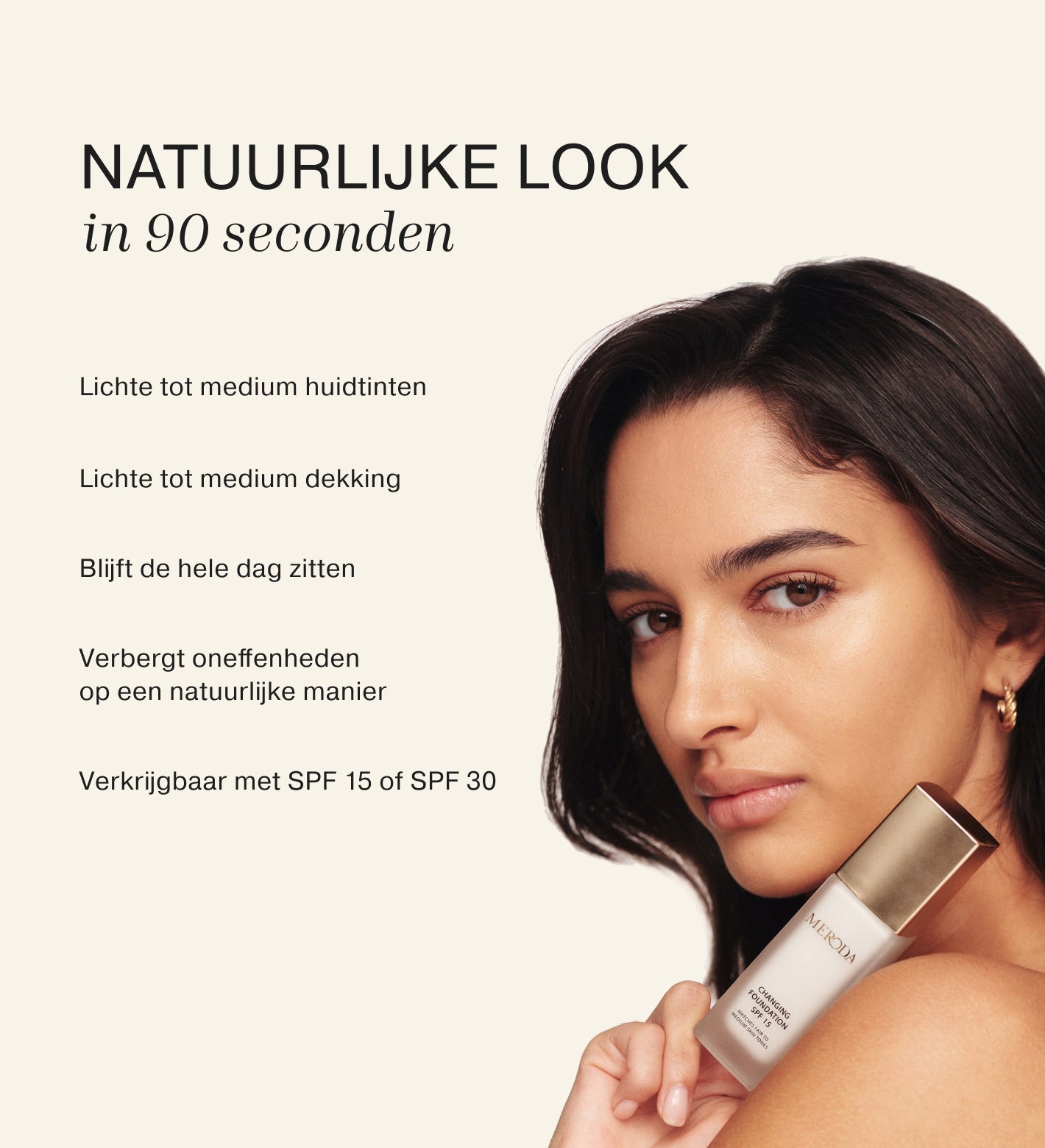 Model die de Meroda Changing Foundation vasthoudt en een natuurlijke make-up look toont met lichte tot medium dekking en SPF-bescherming
