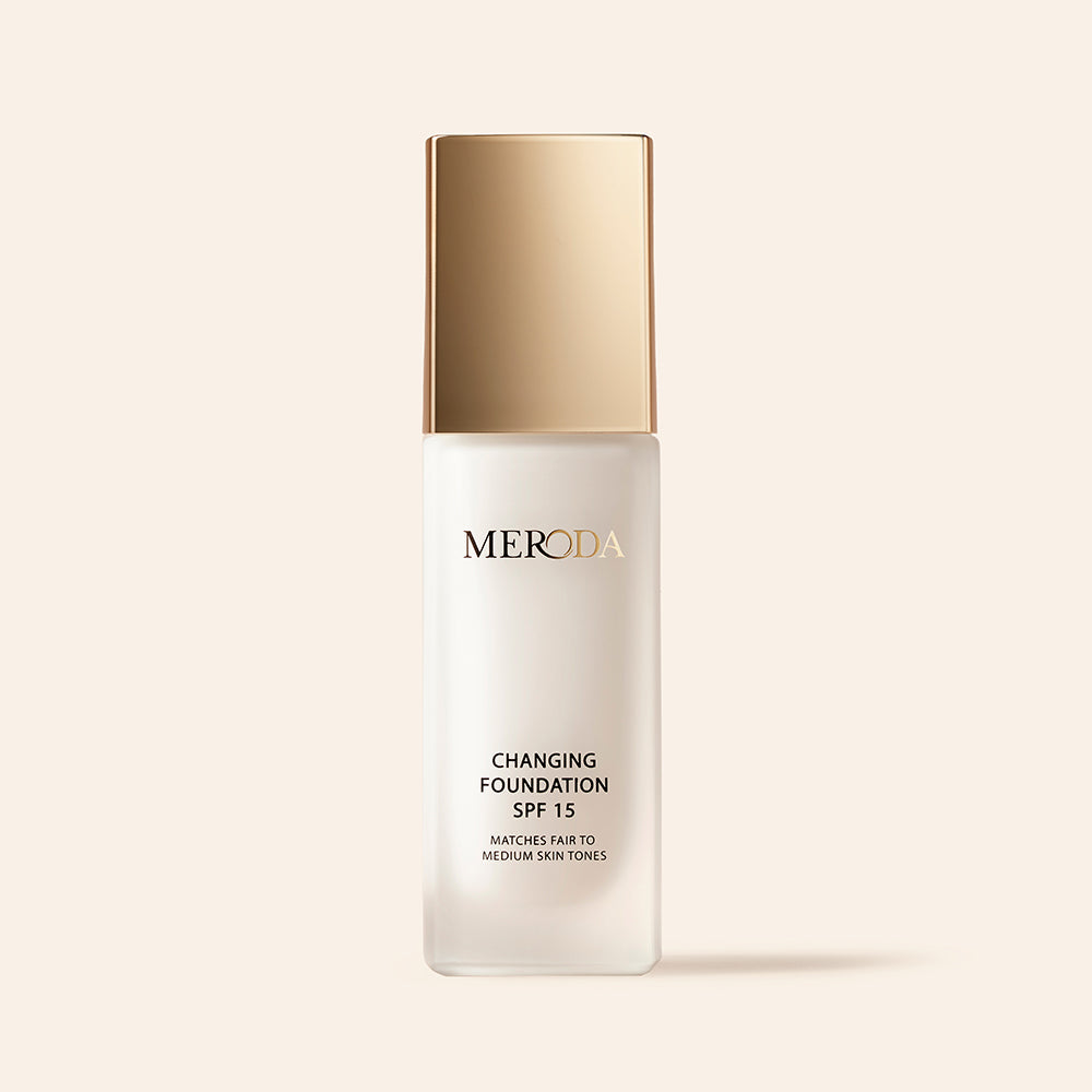 Changing Foundation SPF 15 met gouden dop uit The Effortless Edit voor lichte tot medium huidtinten