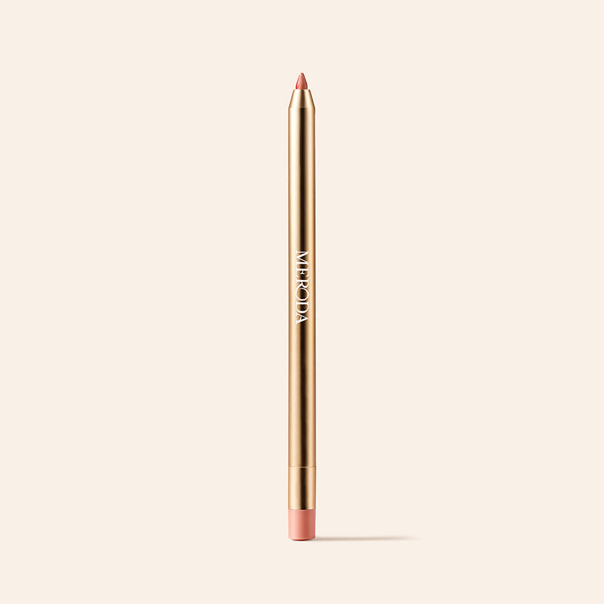 Signature Lip Pencil in Perfect Nude met een gouden metallic huls en spitse punt op een crème achtergrond.
