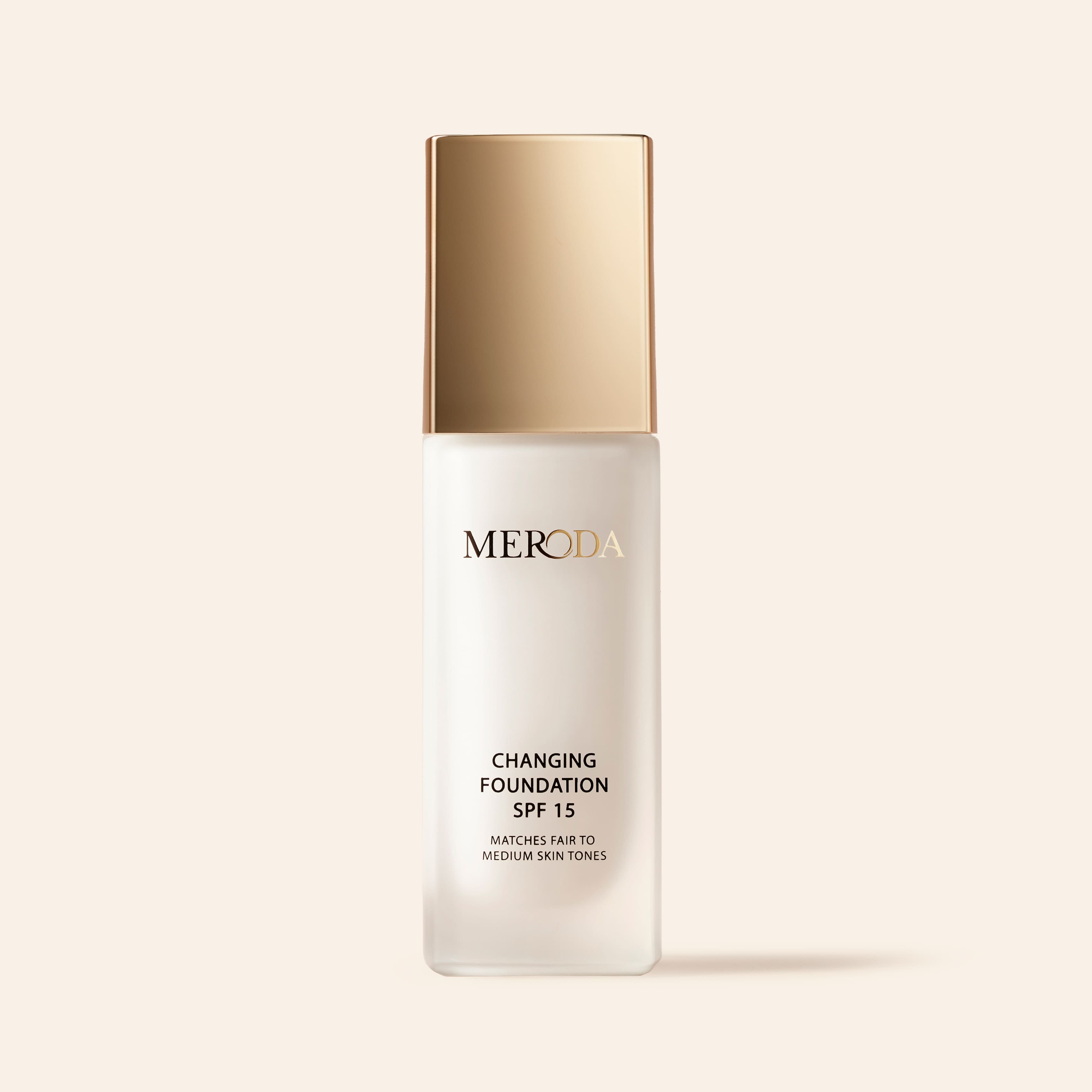 Changing Foundation SPF 15 fles uit The Meroda Starter Set voor lichte tot medium huidtinten met een gouden dop.