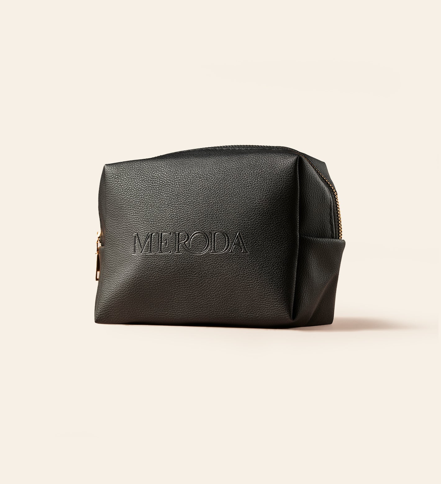 Zwarte Travel Bag met Meroda-logo in reliëf voor het organiseren van beauty essentials