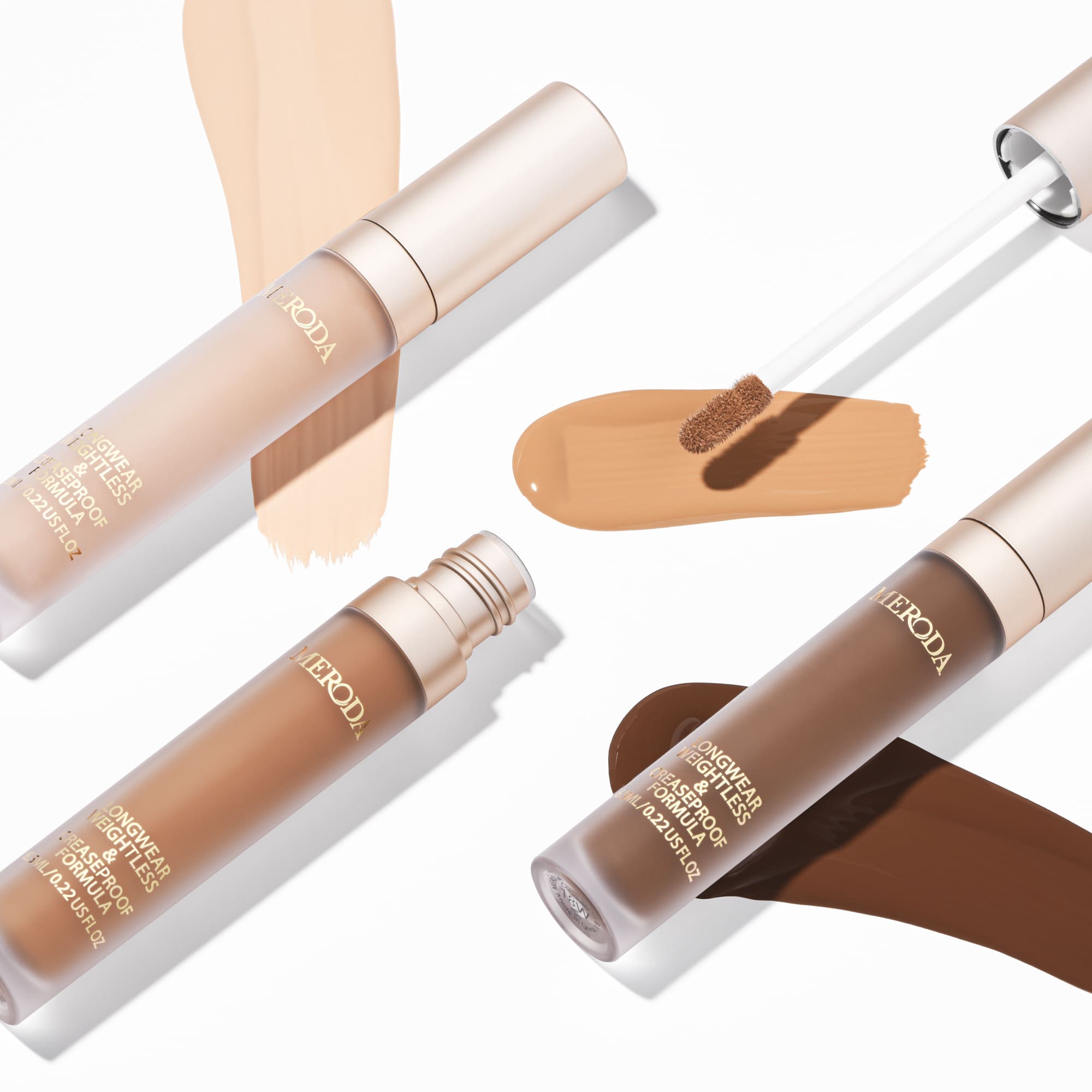 Universal Concealer in drie tinten met hydraterende vloeibare swatches en applicator voor een natuurlijke finish.