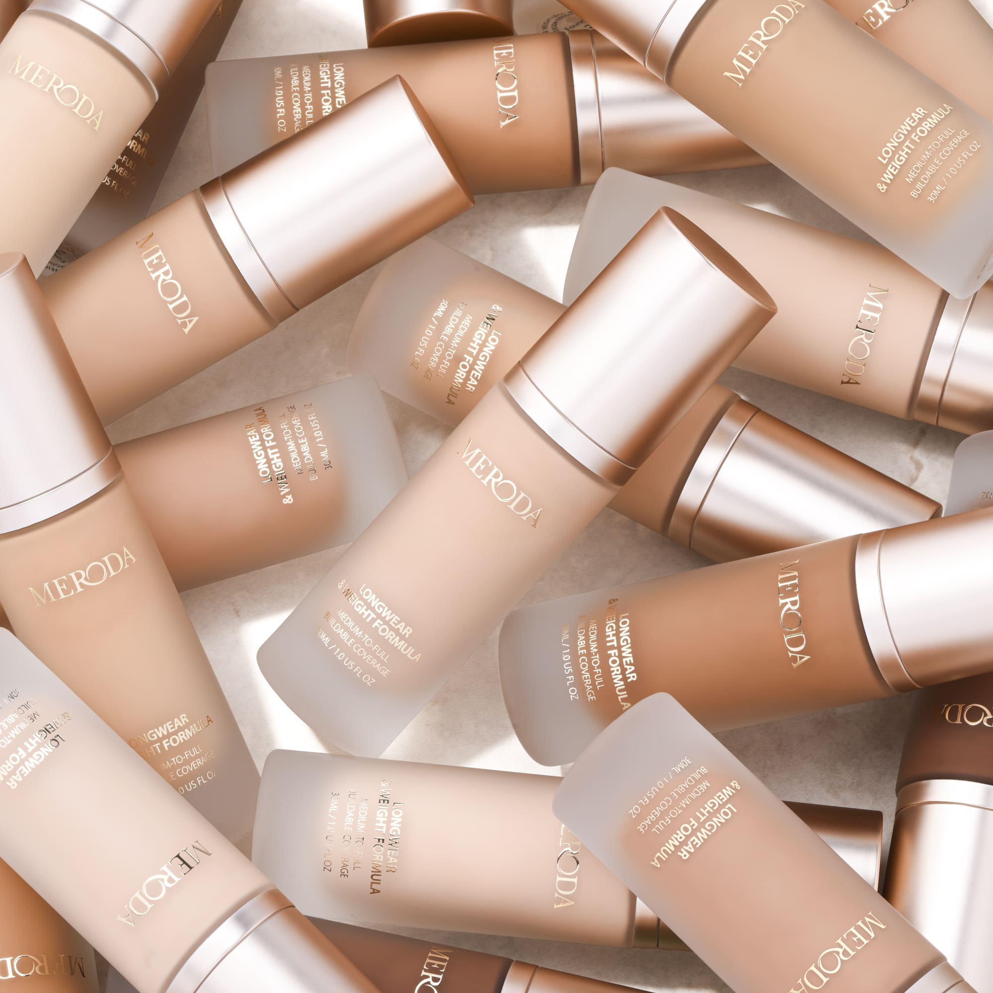 Universal Foundation in diverse tinten in matglazen flacons met roségouden doppen voor een natuurlijke matte finish.