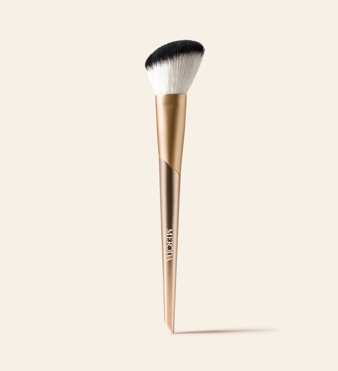 Vibrant Cheeks Blush Brush met goudkleurig handvat en zachte synthetische haren voor een naadloze finish