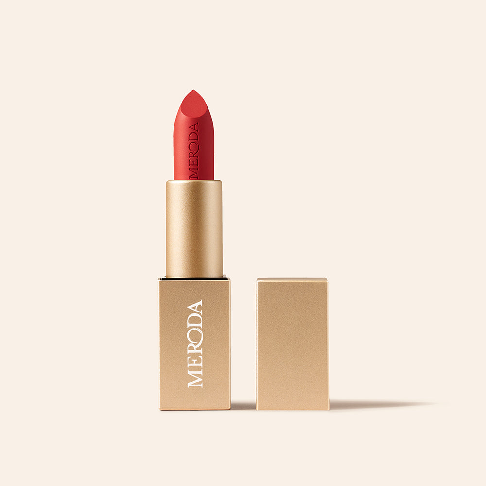 Meroda Cosmetics Velvet Dream Lipstick in Luscious Red in een gouden huls op een lichte achtergrond