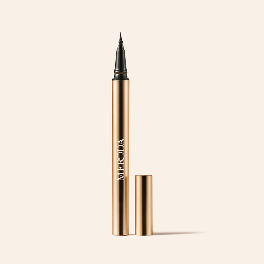 Liquid Waterproof Eyeliner - It's All About The Wing gouden metallic pen met fijne precisiepunt op lichte achtergrond