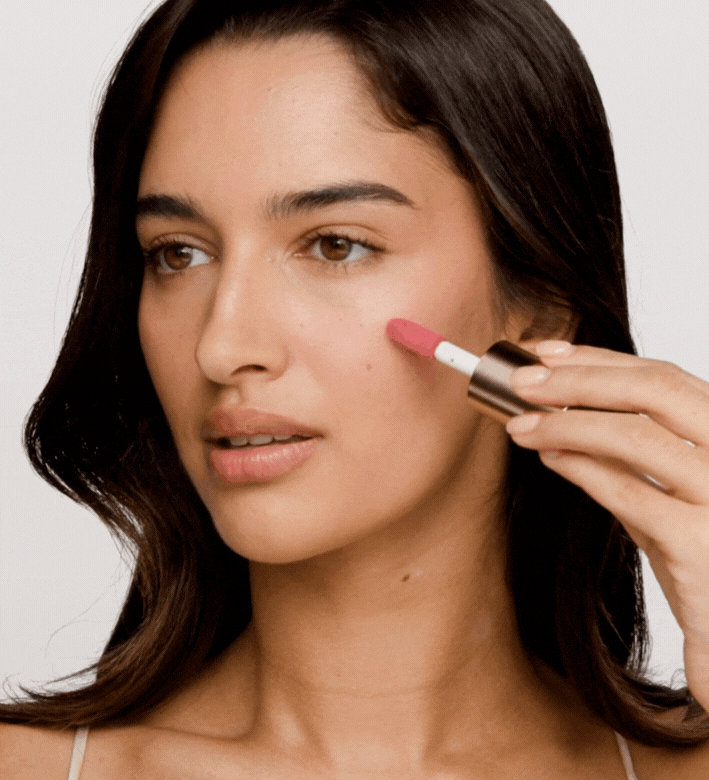 Vibrant Cheeks Liquid Blush in Pink Peony op de huid van een model voor een stralende, dewy finish.