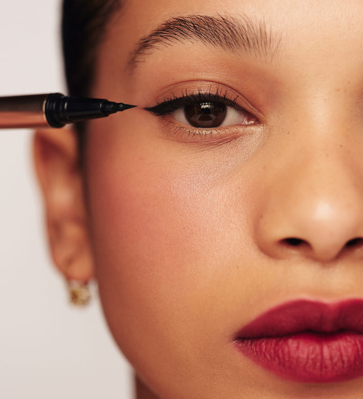 Liquid Waterproof Eyeliner - It's All About The Wing applicatie op een model voor het creëren van een precieze wing
