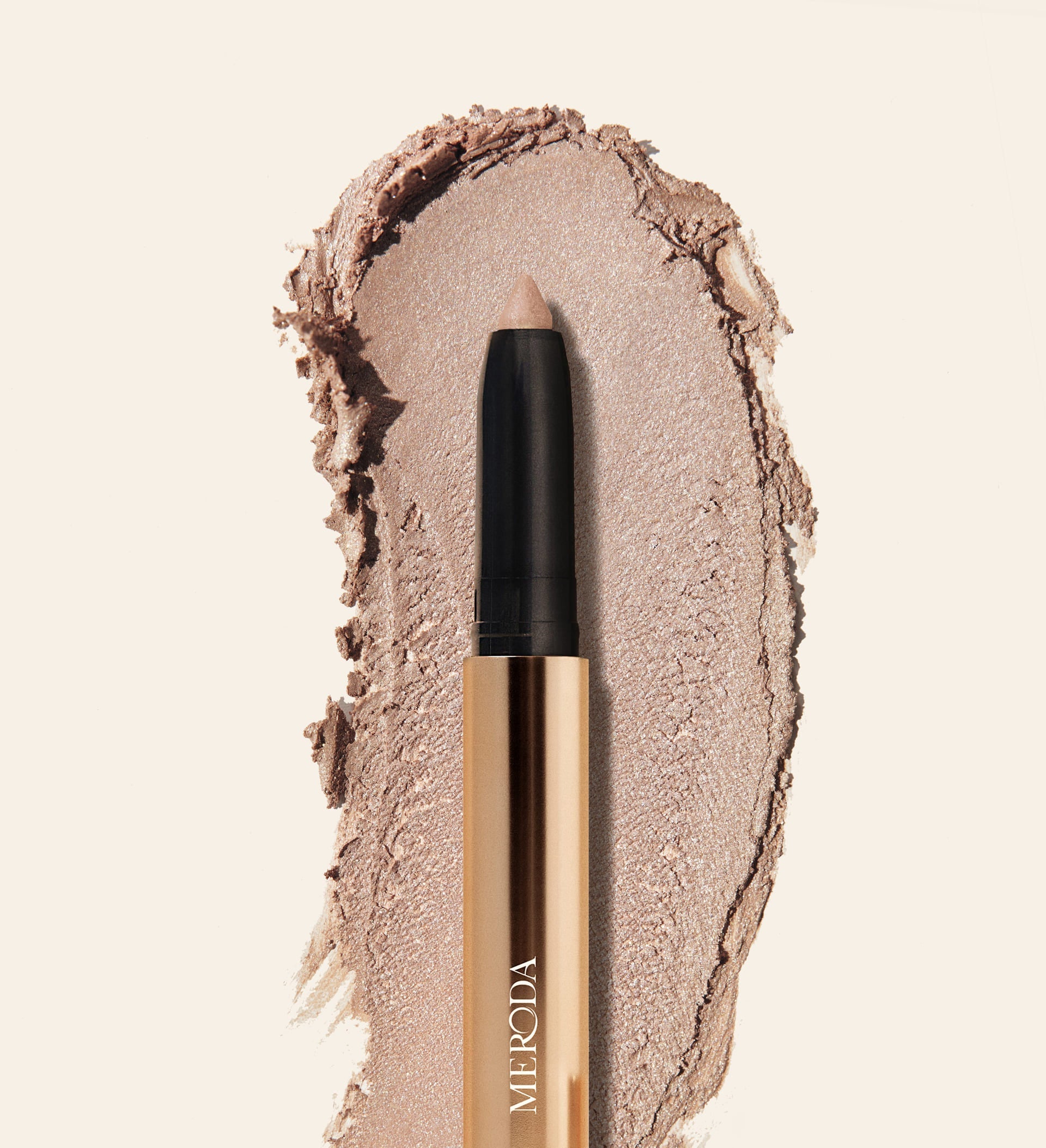 Eye Perfecting Shimmer Stick in Champagne met een glanzende crème textuur swatch voor een stralende finish.