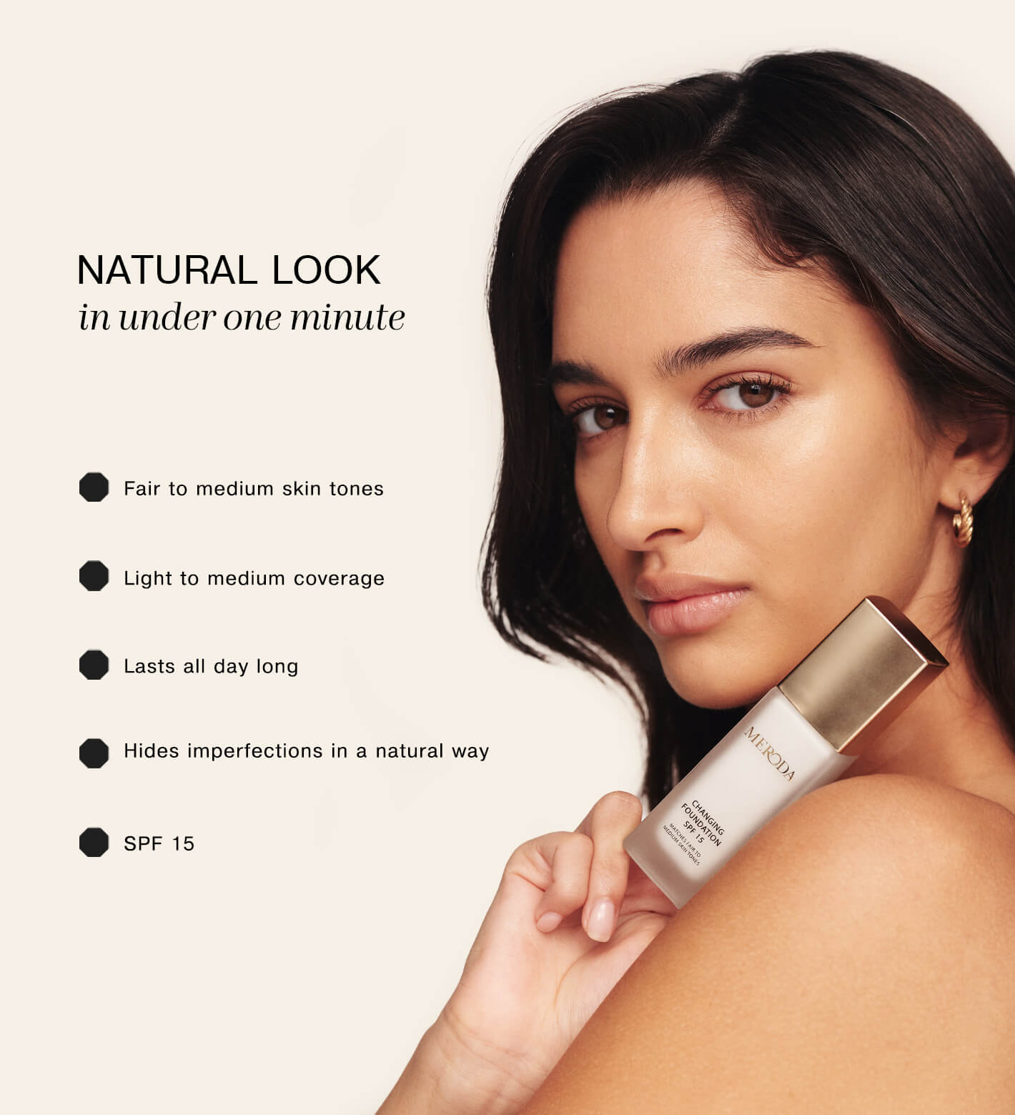 Vrouw houdt Changing Foundation vast met voordelen voor lichte tot medium huidtinten, natuurlijke dekking en SPF 15