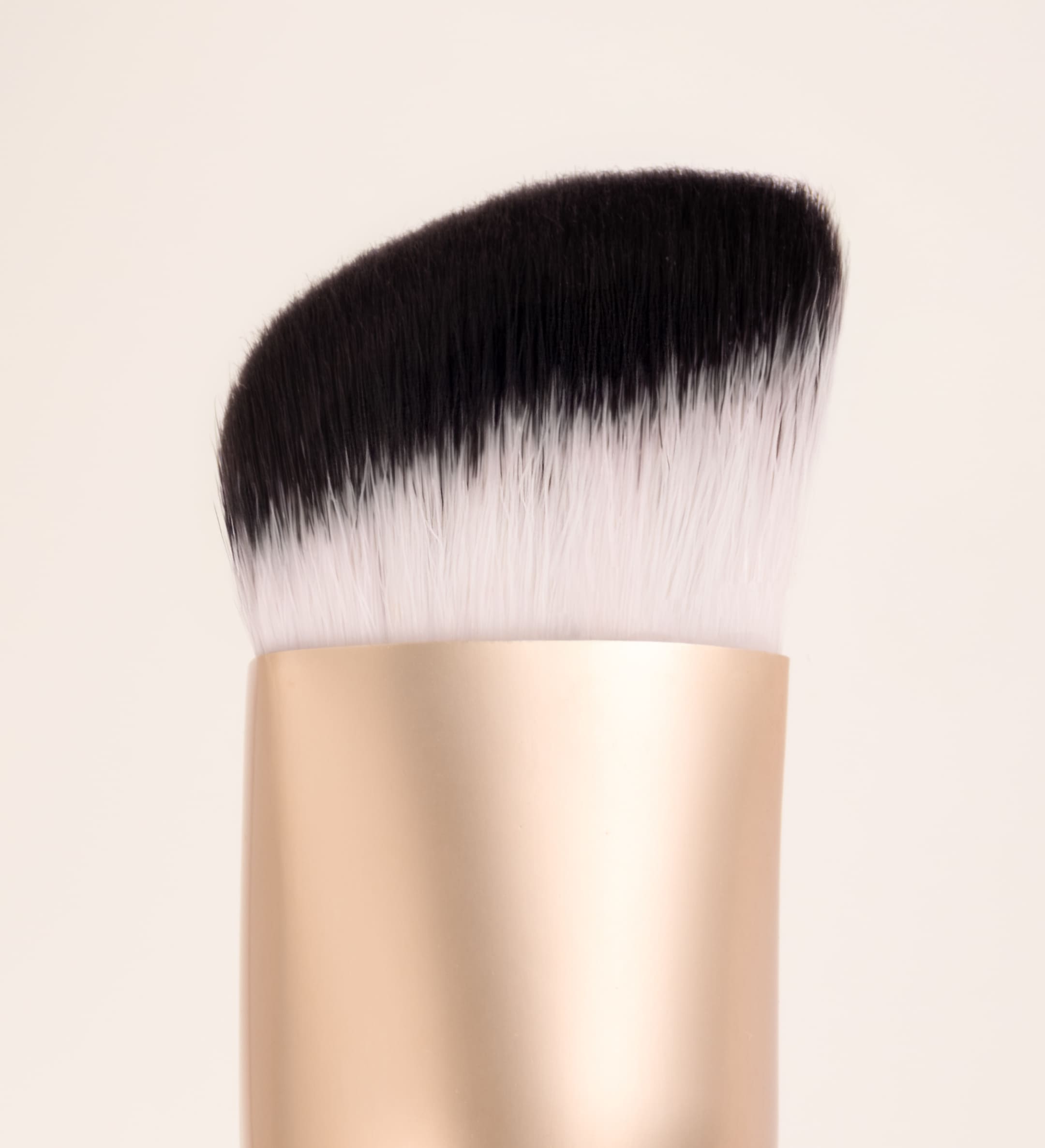 The Essential Brush close-up met dichte synthetische borstelharen voor naadloos blenden