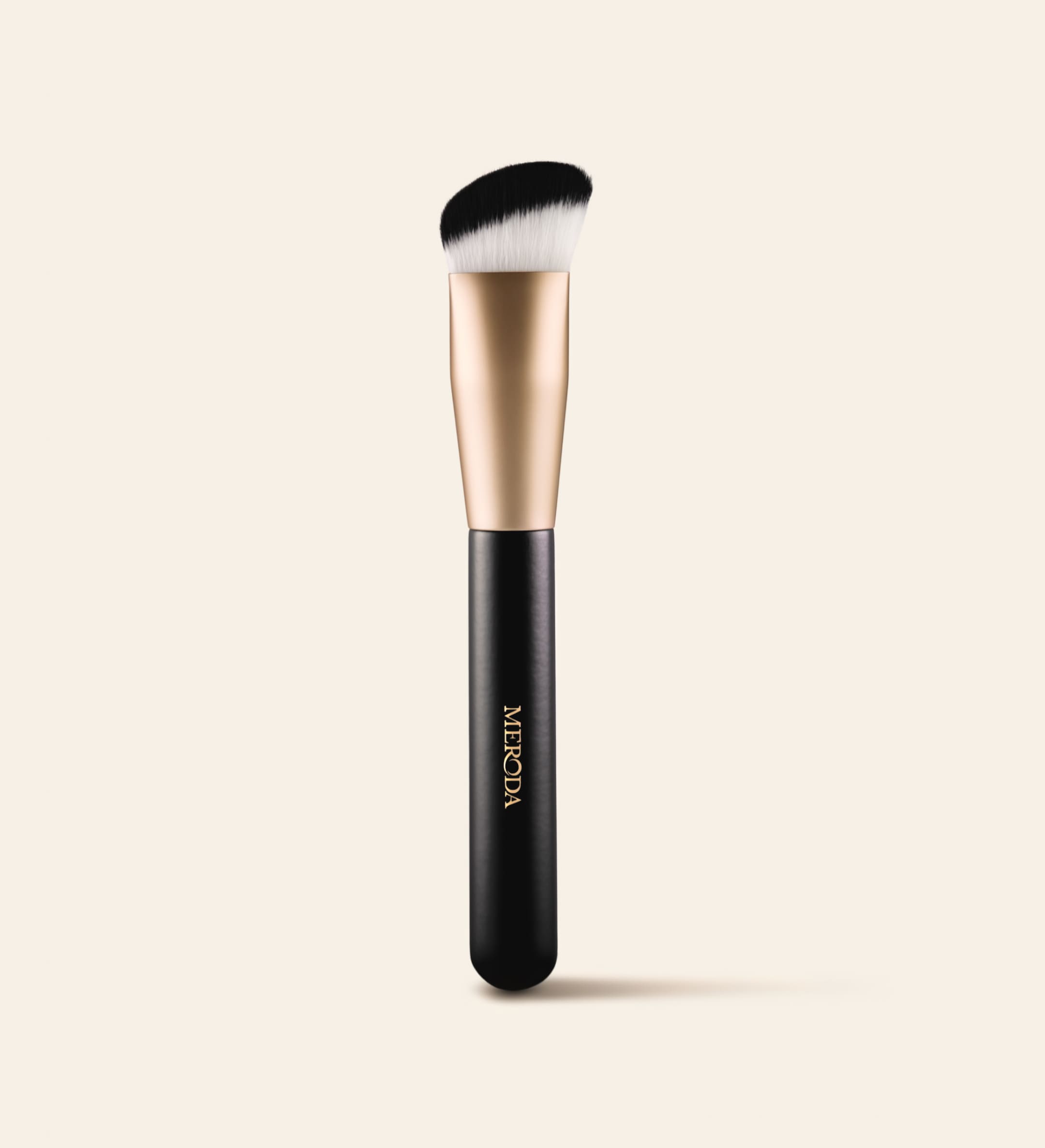 Meroda Cosmetics The Essential Brush met driehoekige borstelharen voor precieze applicatie op een lichte achtergrond