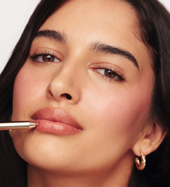 Signature Lip Pencil in Perfect Nude aangebracht door een model voor gedefinieerde lippen en een matte finish.