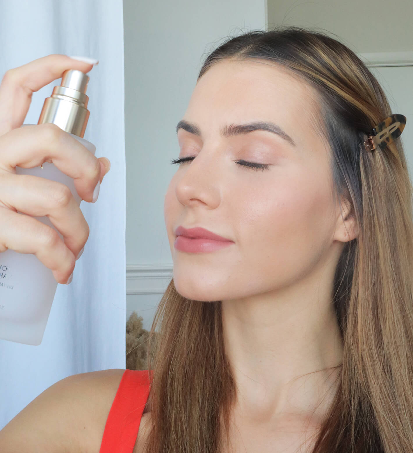 Final Touch Setting Spray aangebracht op een model voor fixatie van make-up en de hele dag hydratatie