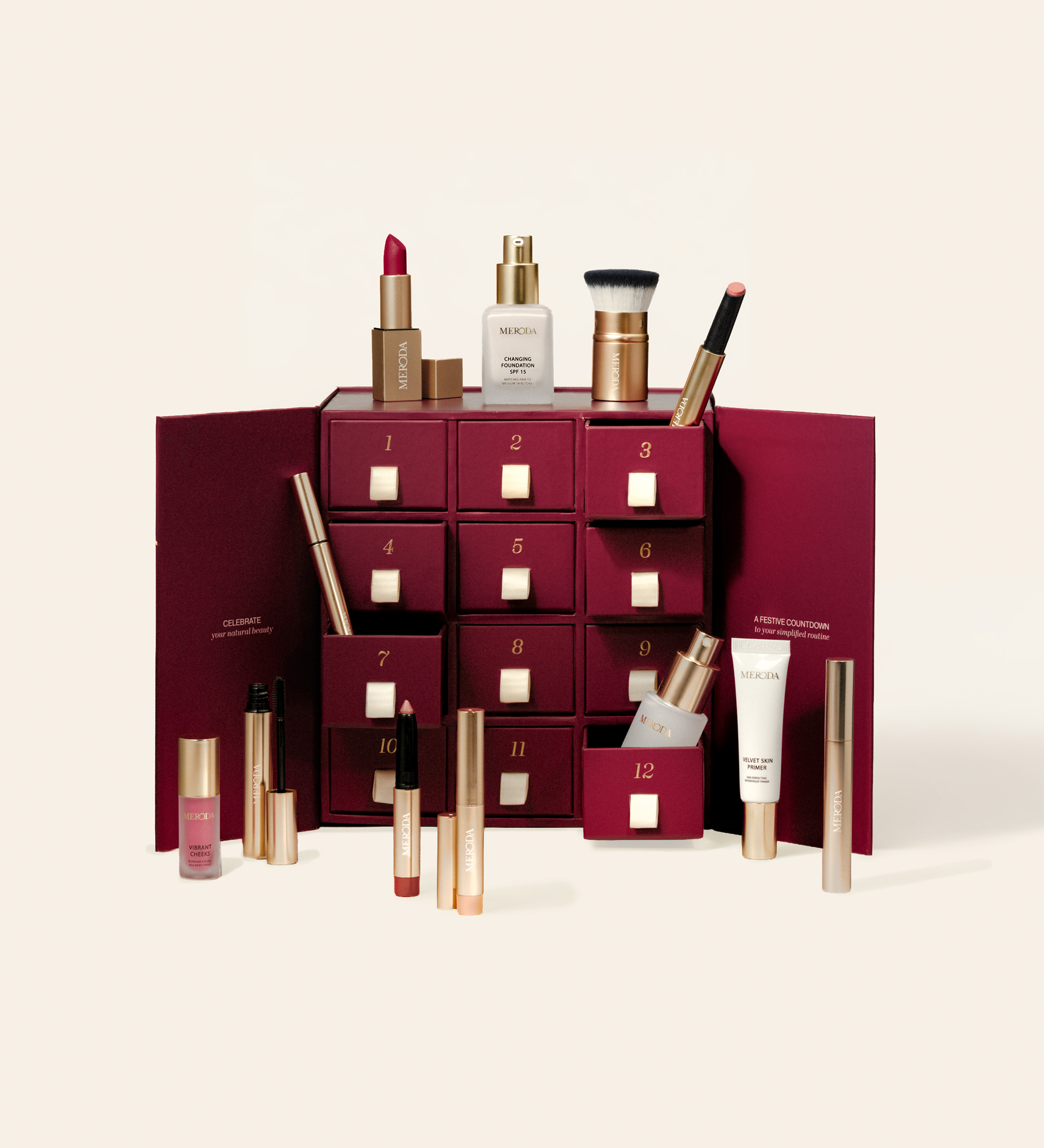 Festive maronnenkleurige adventskalender met 12 genummerde lades en diverse Meroda beautyproducten en een foundationkwast