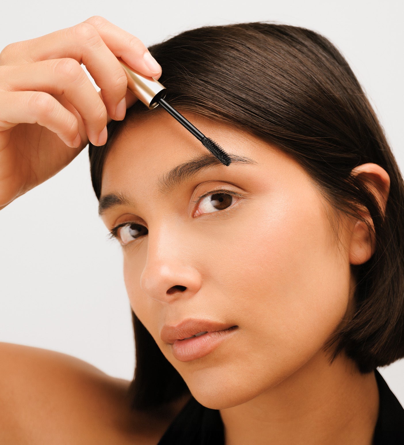Model brengt The Precision Brow Gel aan voor gelifte wenkbrauwen en een natuurlijke, gepolijste look